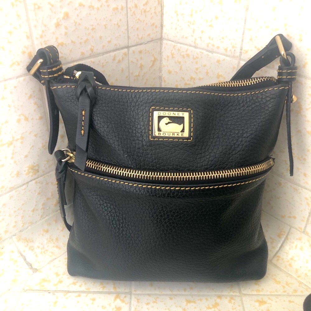 Dooney & Bourke Dillan Letter Carrier Black leather exallent condition ♥